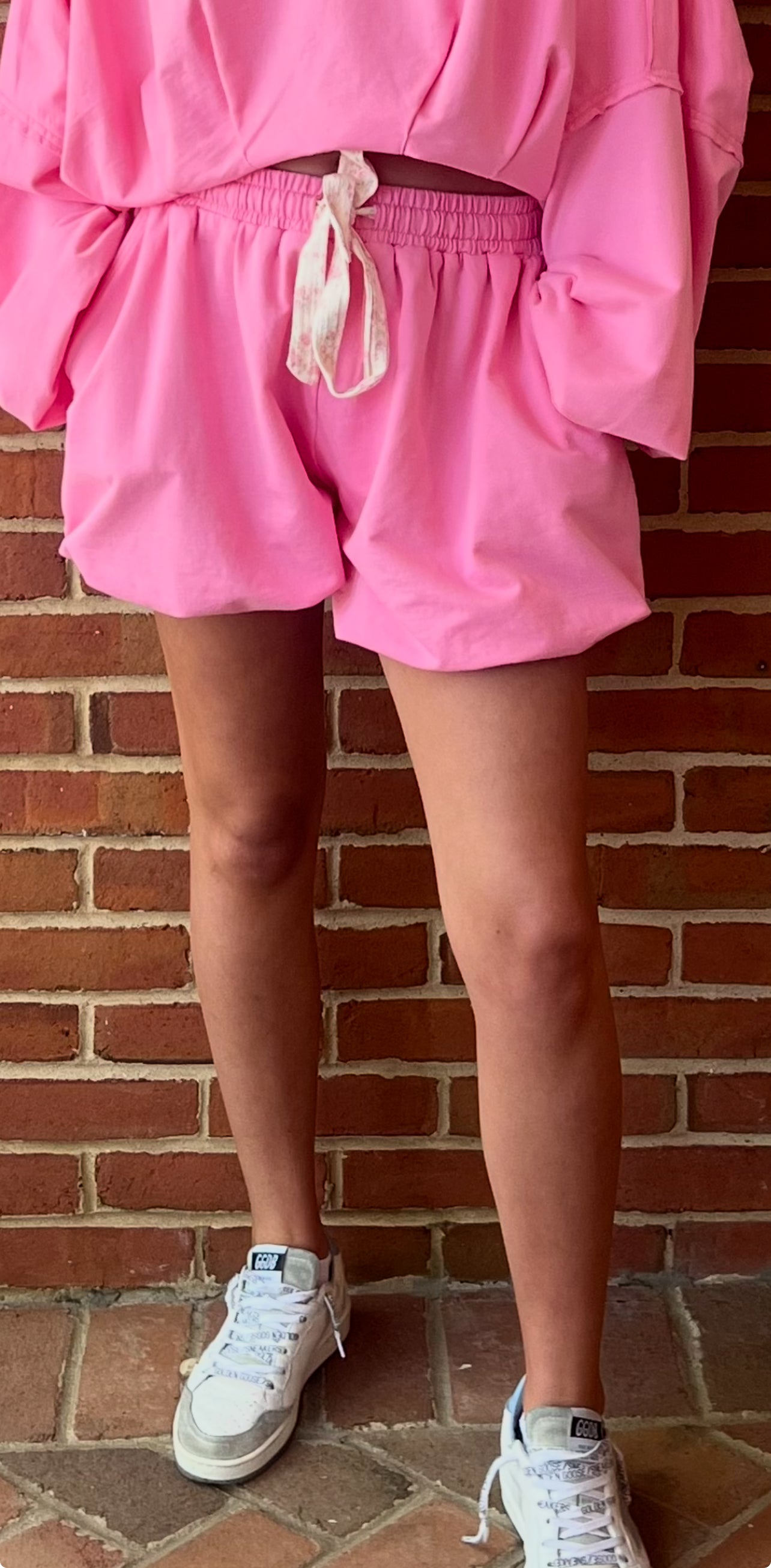 PINK CROPPED BUBBLE HEM SHORT WITH FLORAL TIE by Peach Love
